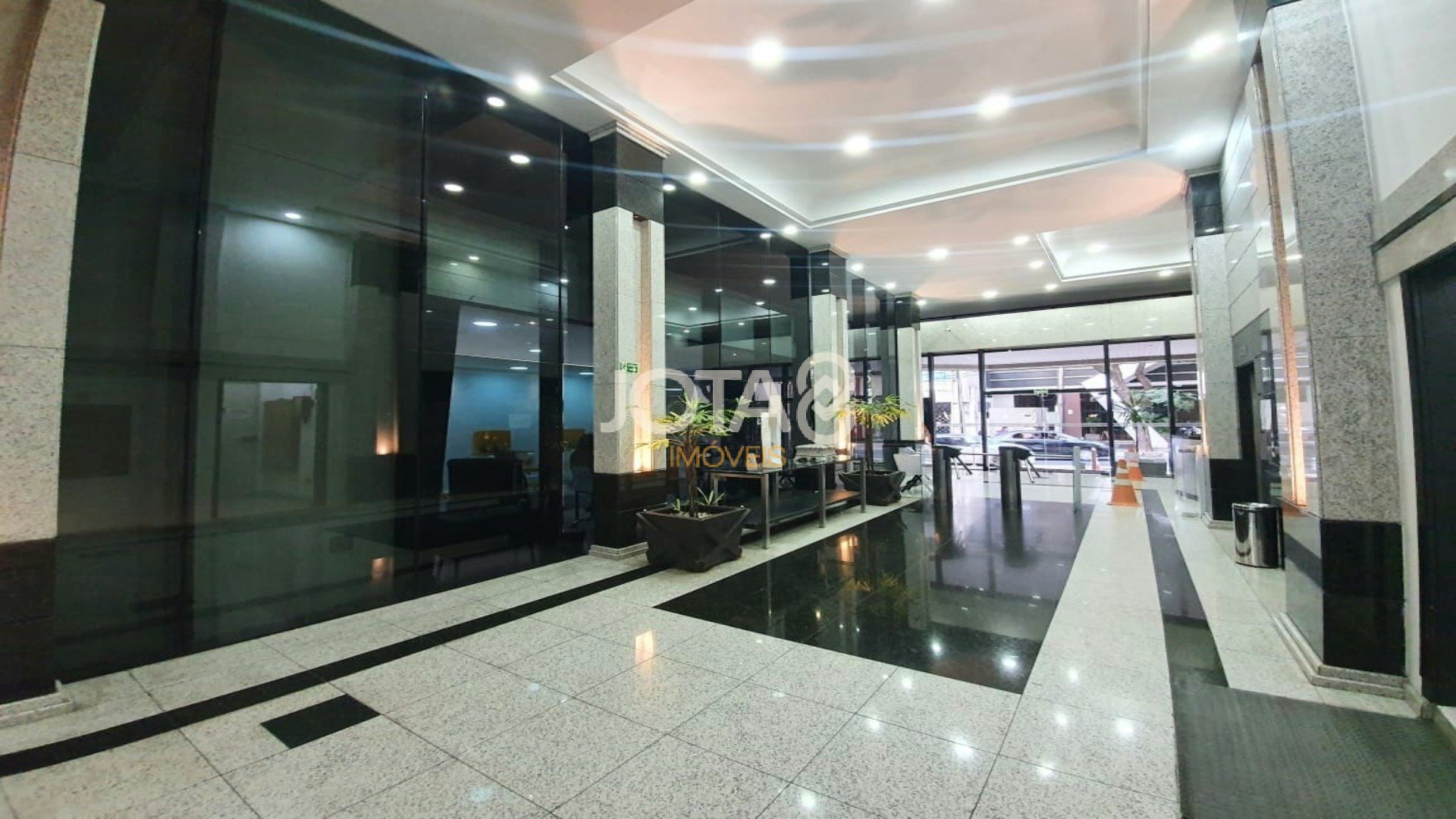 EXCELENTE CONJUNTO COMERCIAL NO CENTRO