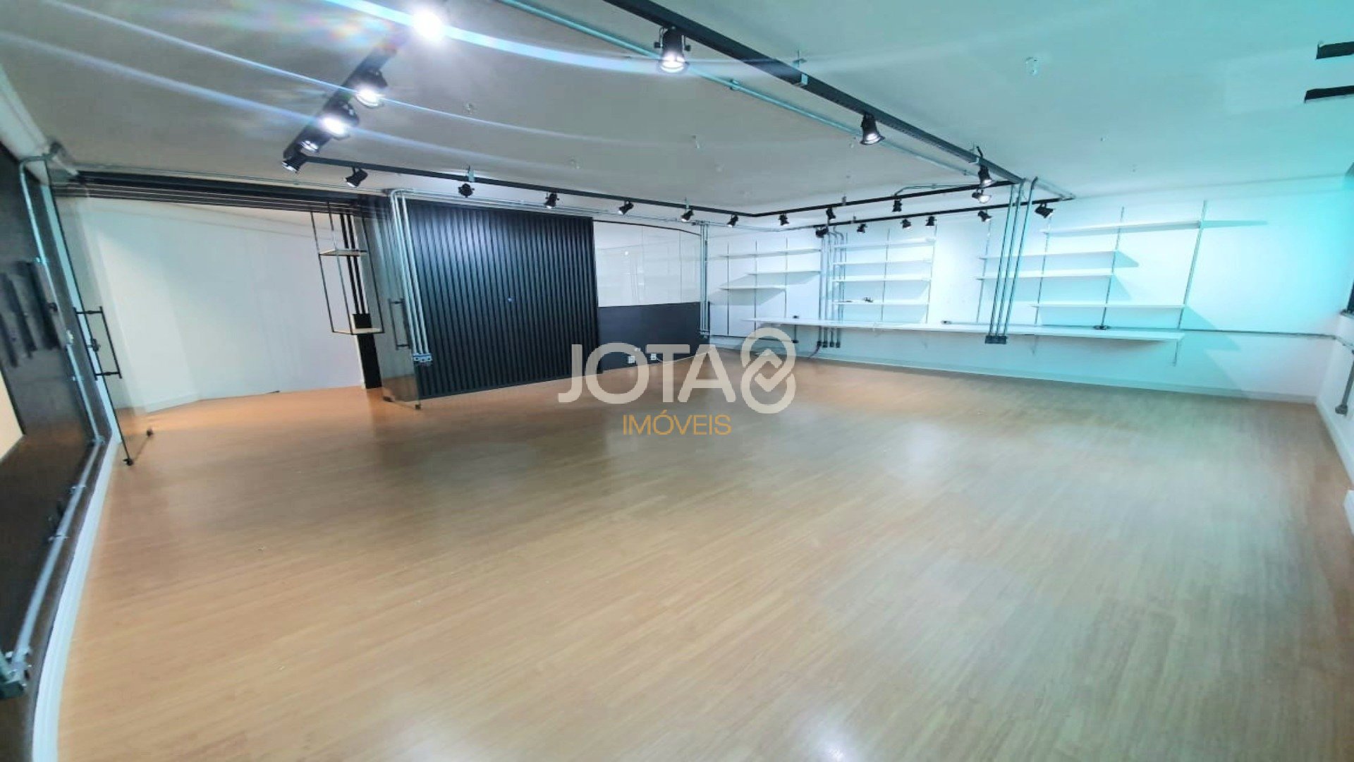 EXCELENTE CONJUNTO COMERCIAL NO CENTRO