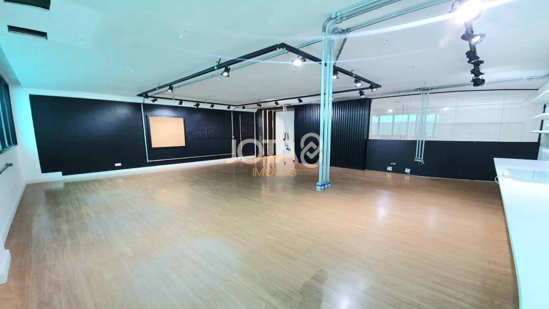 EXCELENTE CONJUNTO COMERCIAL NO CENTRO