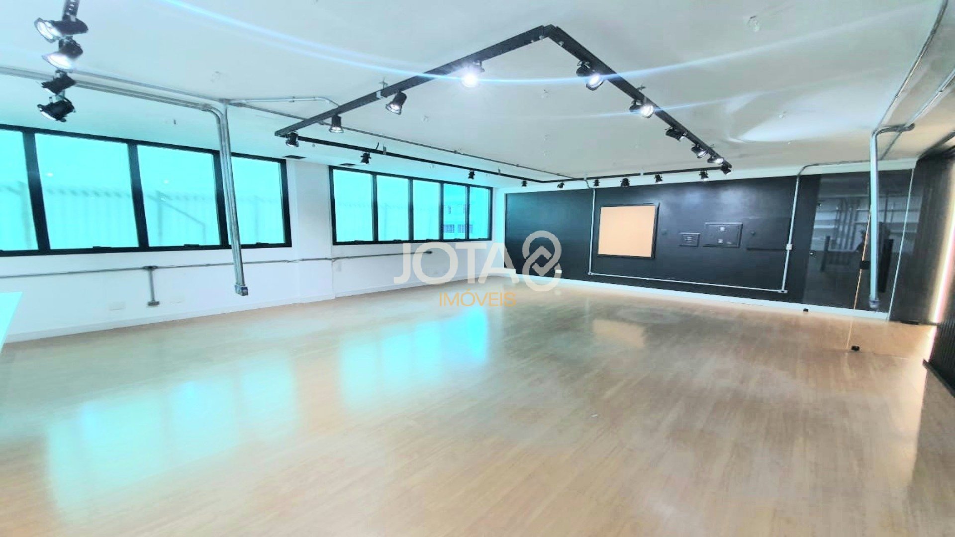 EXCELENTE CONJUNTO COMERCIAL NO CENTRO