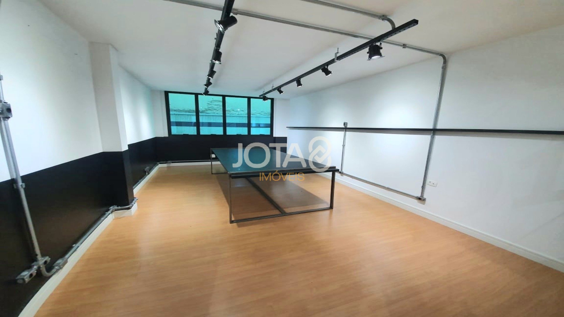 EXCELENTE CONJUNTO COMERCIAL NO CENTRO