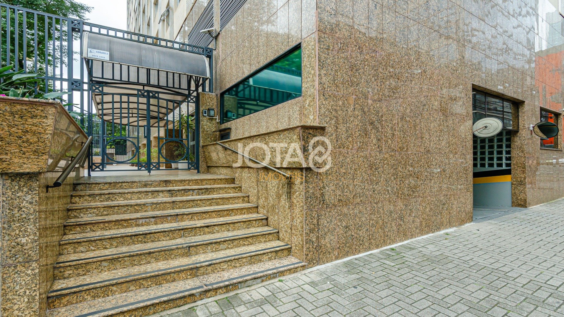 APARTAMENTO TOTALMENTE REFORMADO EM ÓTIMA  LOCALIZAÇÃO