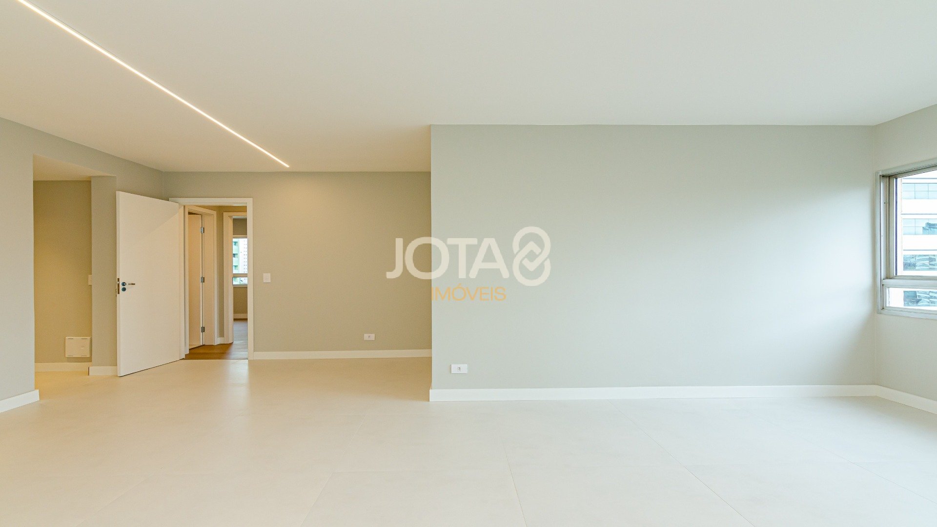 APARTAMENTO TOTALMENTE REFORMADO EM ÓTIMA  LOCALIZAÇÃO