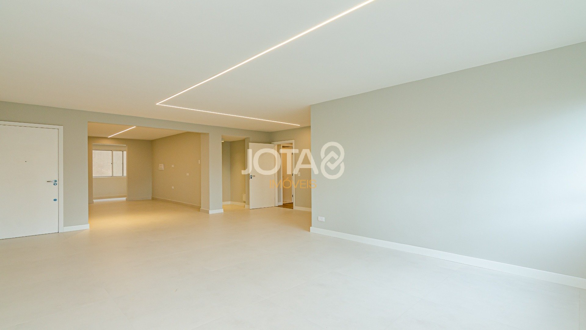 APARTAMENTO TOTALMENTE REFORMADO EM ÓTIMA  LOCALIZAÇÃO