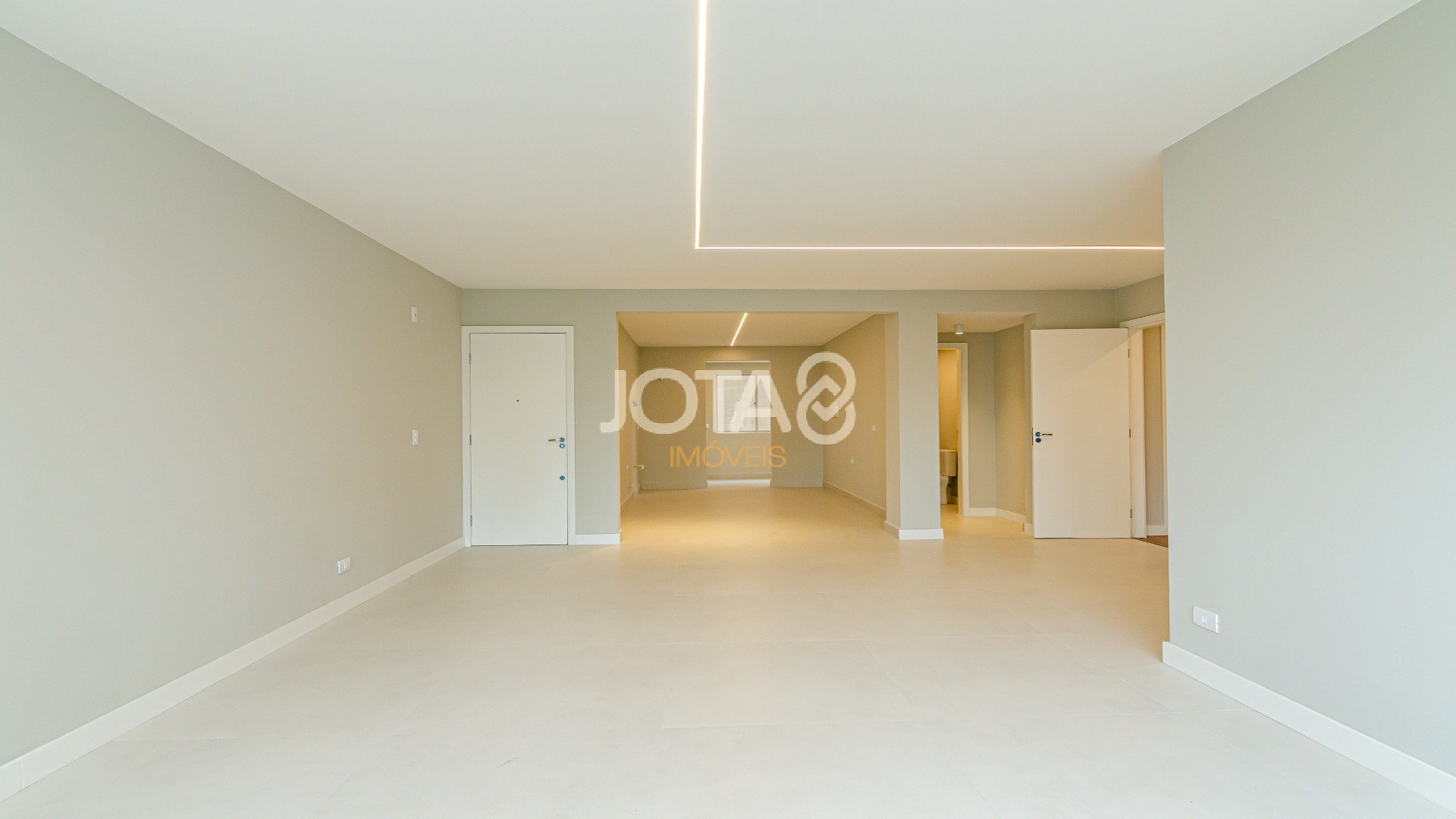 APARTAMENTO TOTALMENTE REFORMADO EM ÓTIMA  LOCALIZAÇÃO