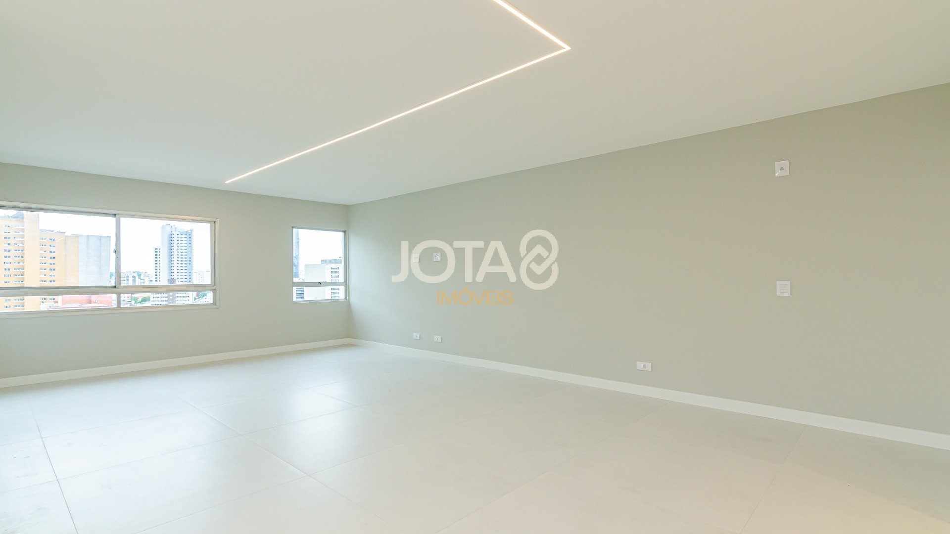 APARTAMENTO TOTALMENTE REFORMADO EM ÓTIMA  LOCALIZAÇÃO