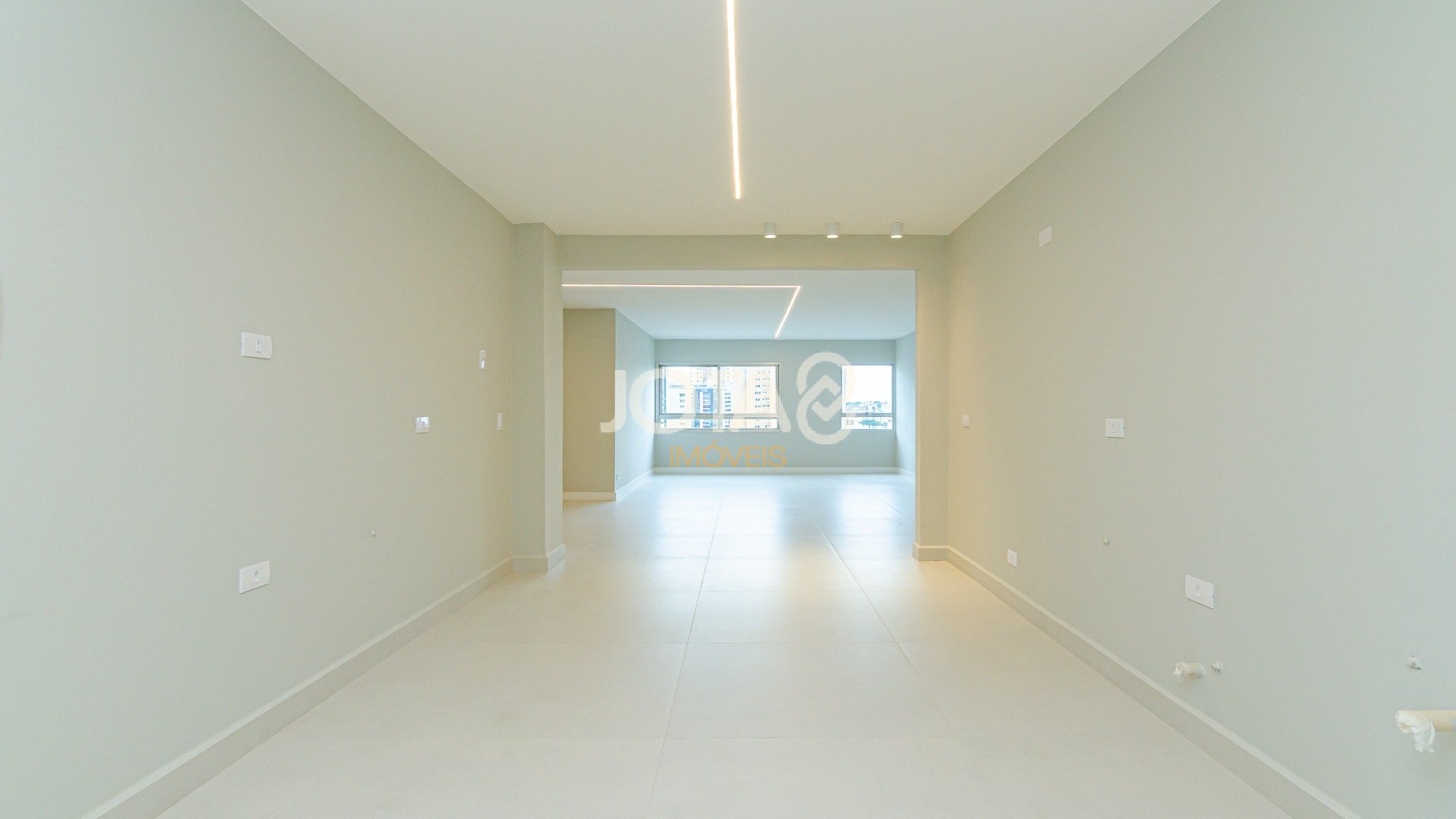 APARTAMENTO TOTALMENTE REFORMADO EM ÓTIMA  LOCALIZAÇÃO