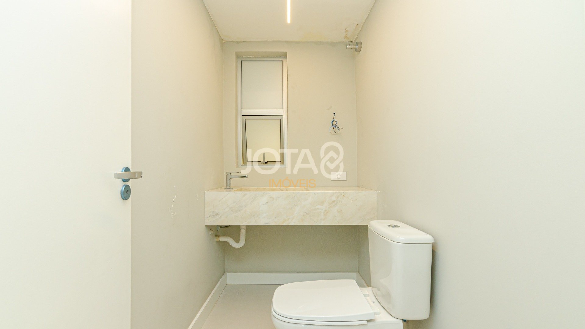 APARTAMENTO TOTALMENTE REFORMADO EM ÓTIMA  LOCALIZAÇÃO