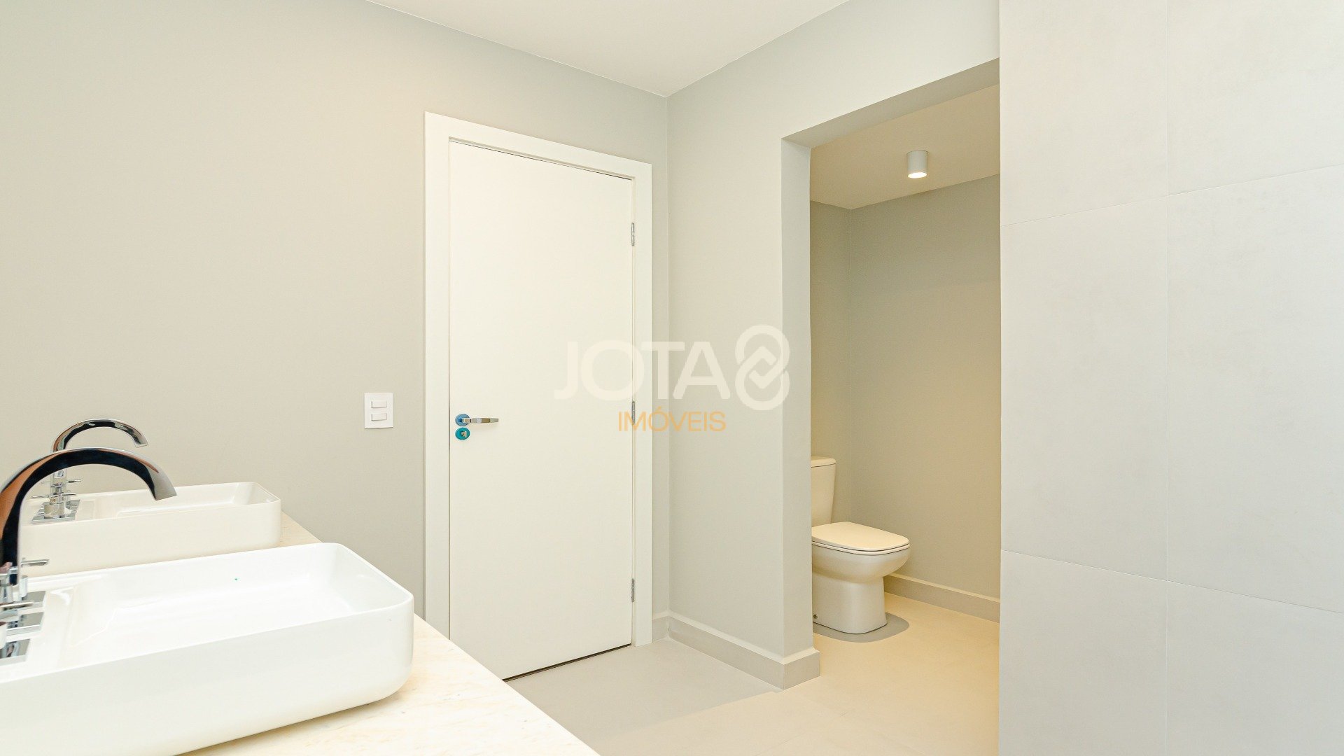 APARTAMENTO TOTALMENTE REFORMADO EM ÓTIMA  LOCALIZAÇÃO