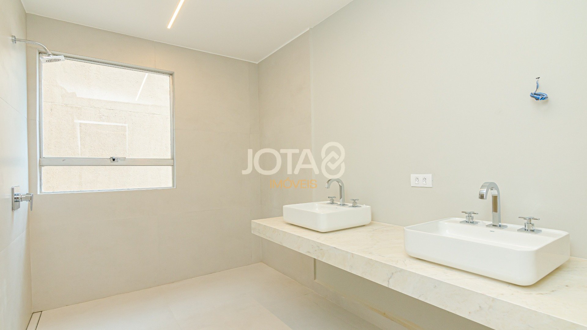 APARTAMENTO TOTALMENTE REFORMADO EM ÓTIMA  LOCALIZAÇÃO