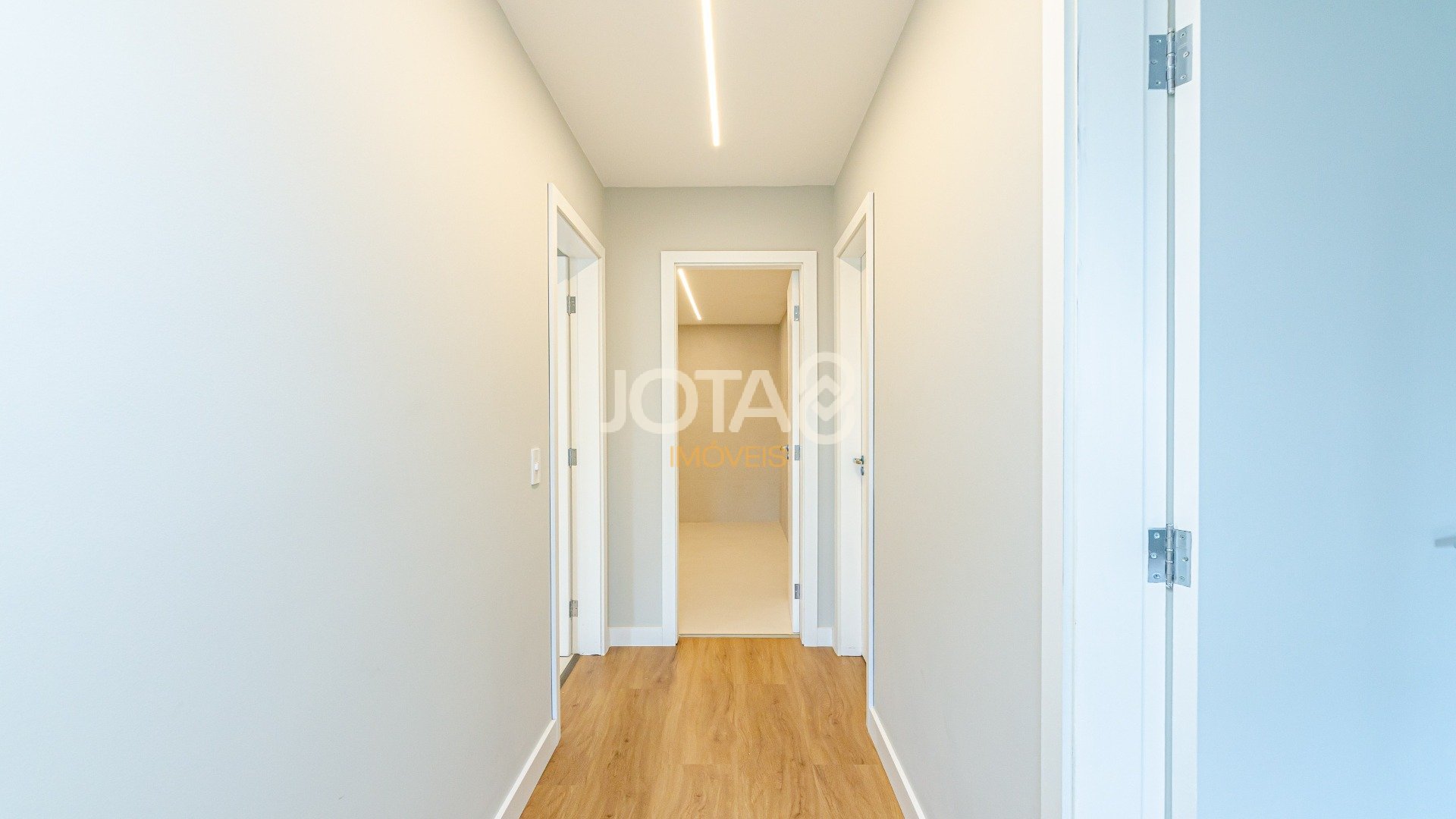 APARTAMENTO TOTALMENTE REFORMADO EM ÓTIMA  LOCALIZAÇÃO