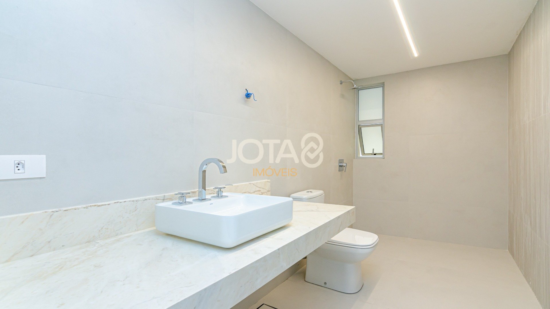 APARTAMENTO TOTALMENTE REFORMADO EM ÓTIMA  LOCALIZAÇÃO