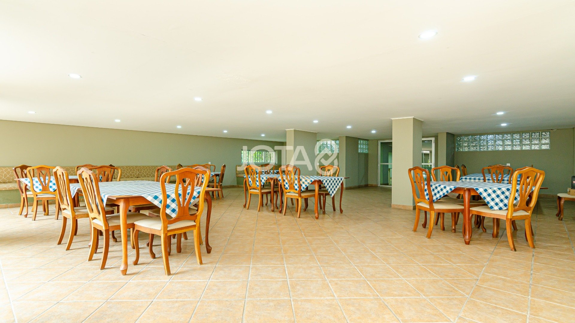APARTAMENTO TOTALMENTE REFORMADO EM ÓTIMA  LOCALIZAÇÃO