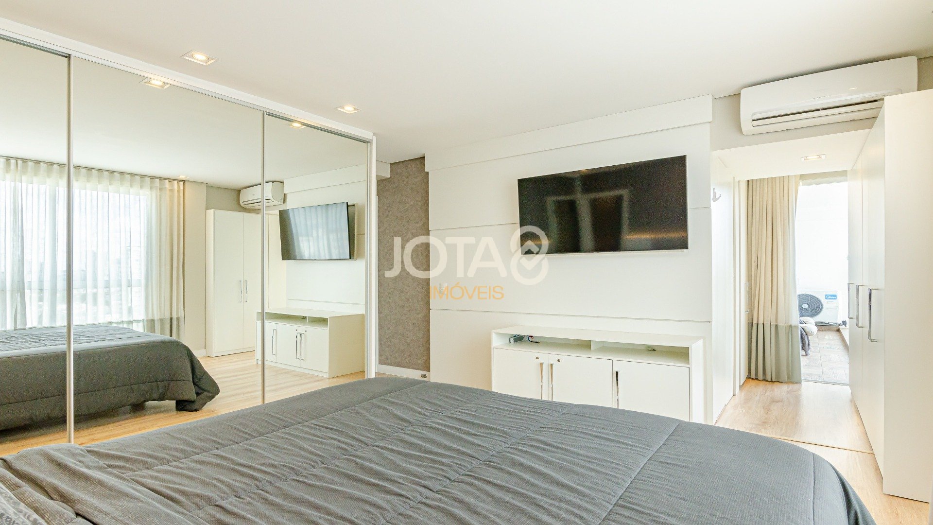 DUPLEX COM 3 SUÍTES !