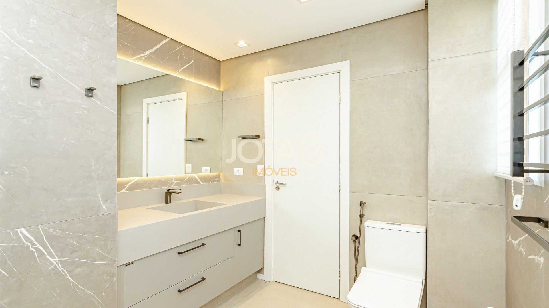 DUPLEX COM 3 SUÍTES !