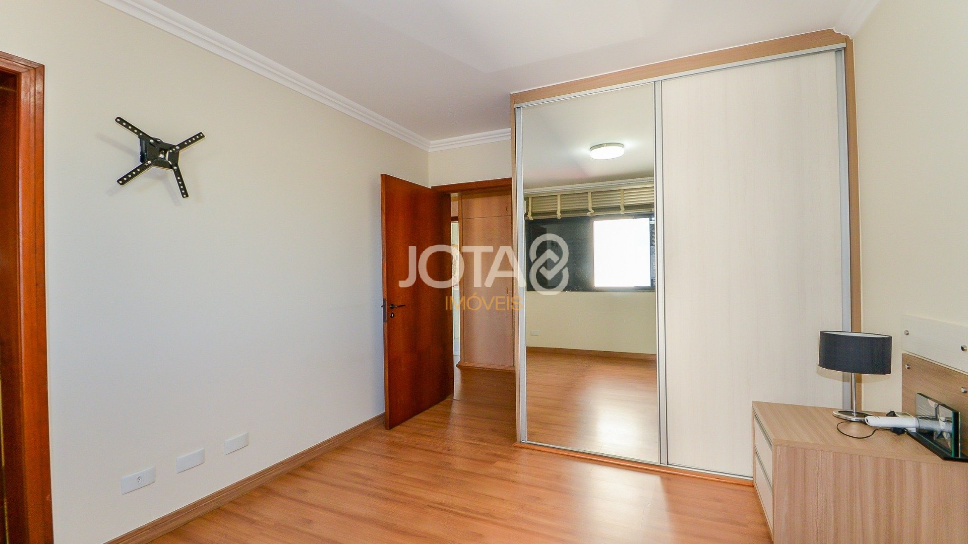 APARTAMENTO 1 POR ANDAR PRÓXIMO AO MUSEU OSCAR NIEMEYER