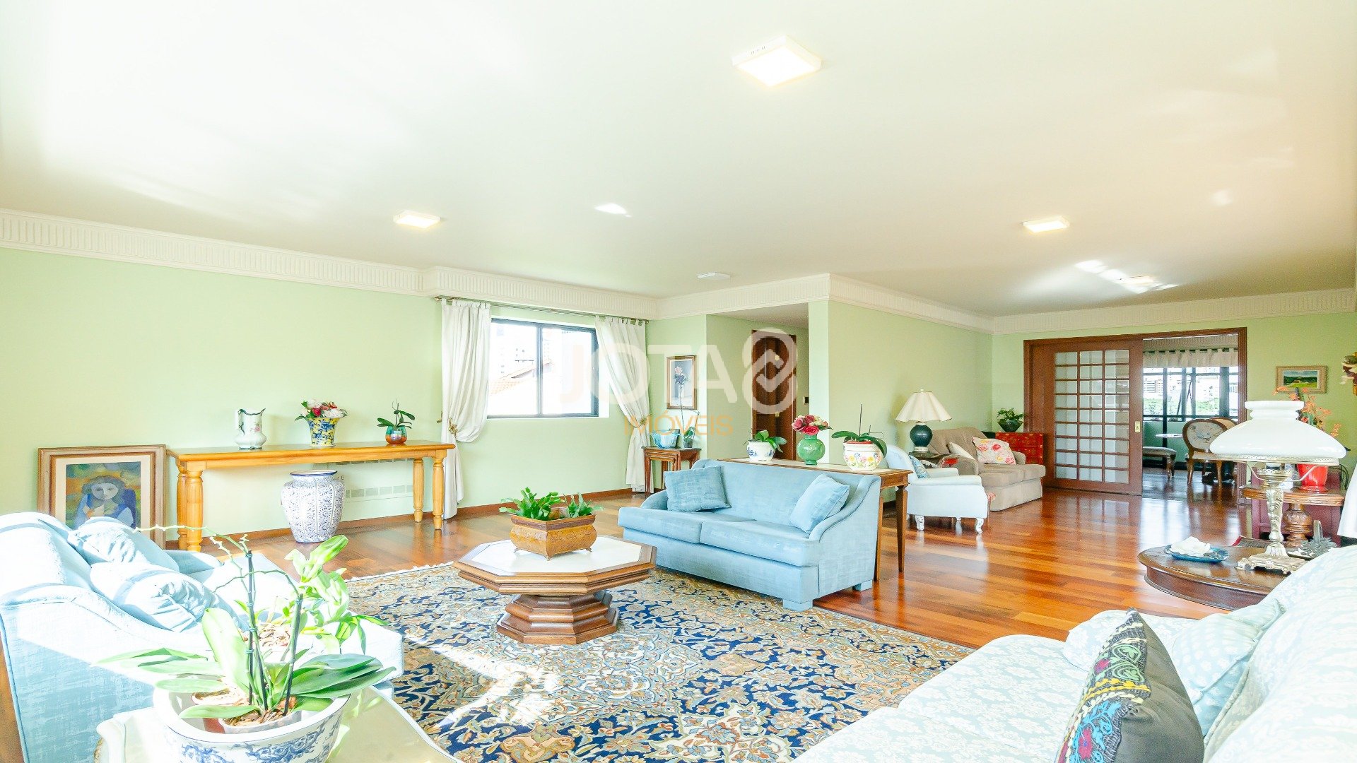 APARTAMENTO COM 4 SUÍTES NO CORAÇÃO DA CIDADE