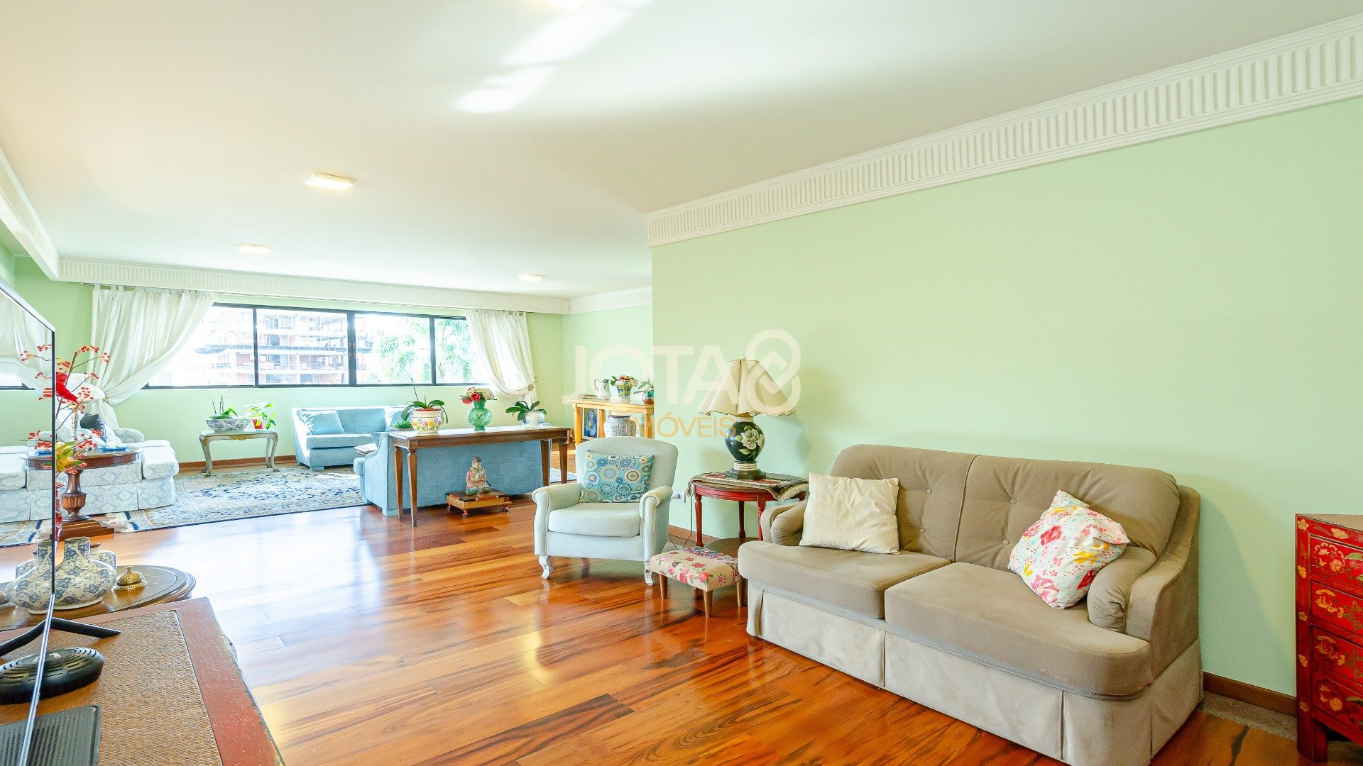 APARTAMENTO COM 4 SUÍTES NO CORAÇÃO DA CIDADE