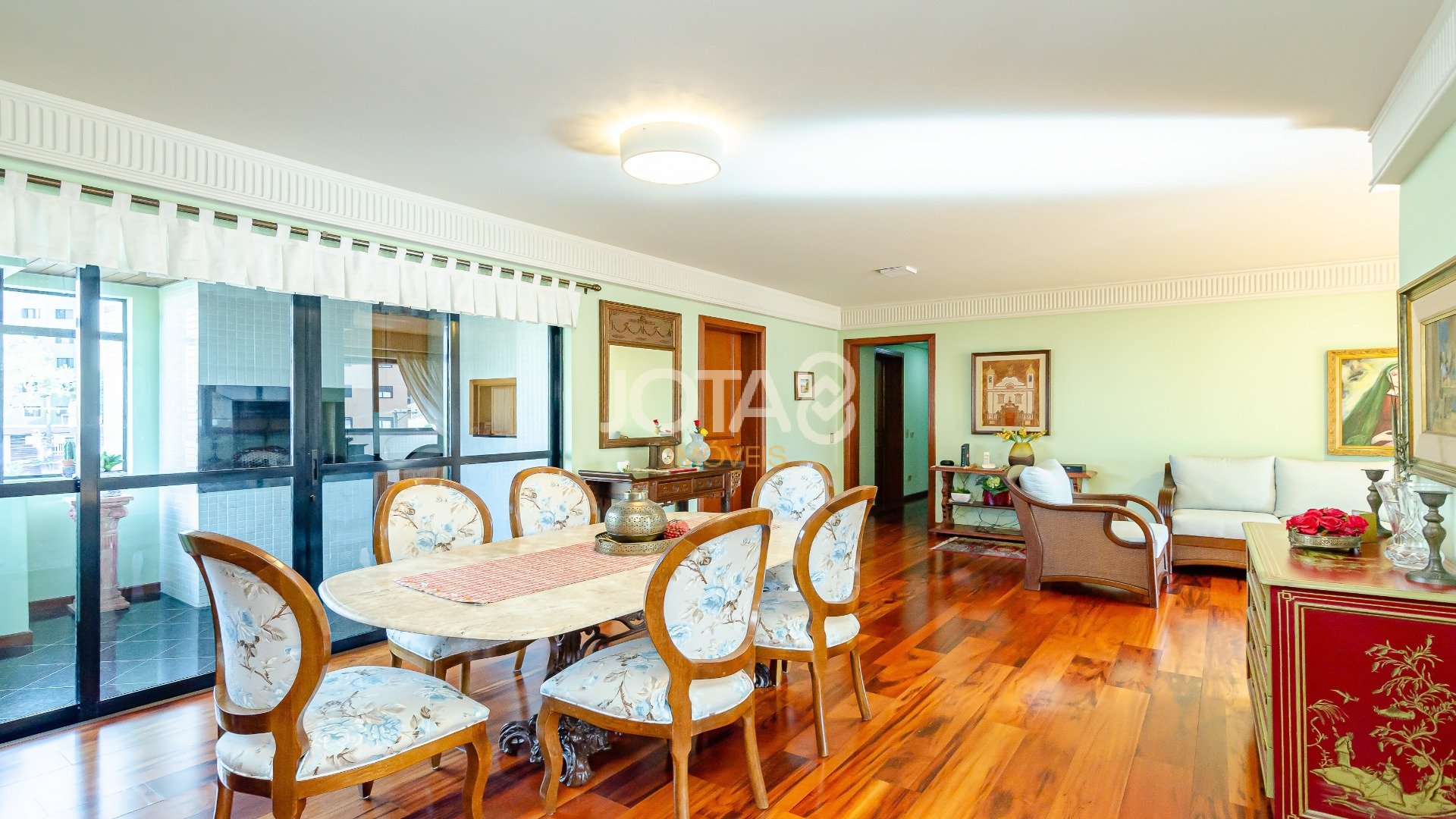 APARTAMENTO COM 4 SUÍTES NO CORAÇÃO DA CIDADE