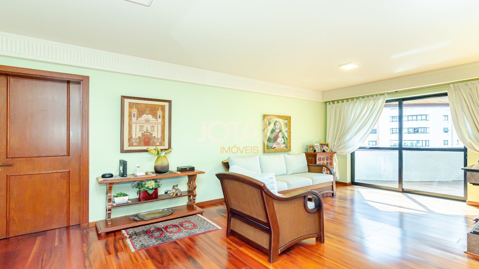APARTAMENTO COM 4 SUÍTES NO CORAÇÃO DA CIDADE