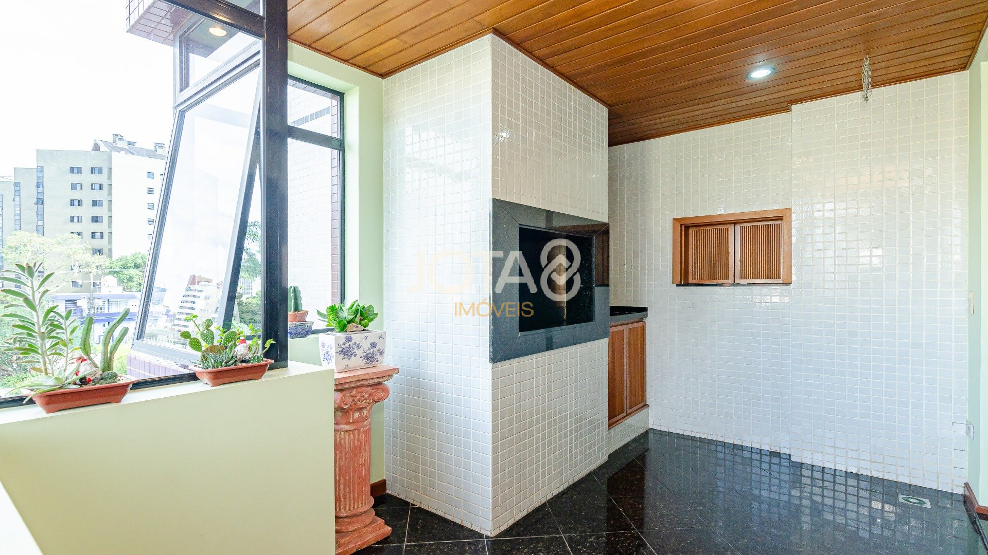 APARTAMENTO COM 4 SUÍTES NO CORAÇÃO DA CIDADE