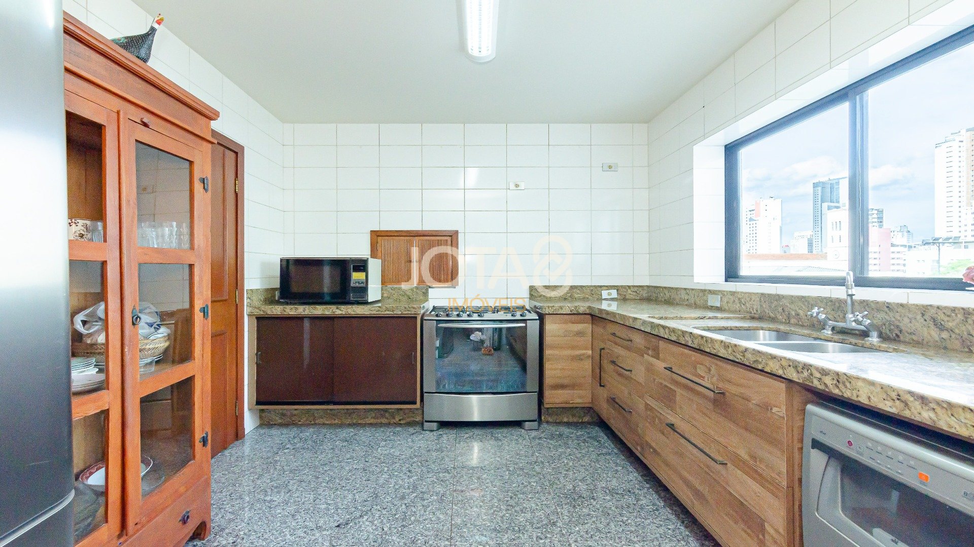 APARTAMENTO COM 4 SUÍTES NO CORAÇÃO DA CIDADE