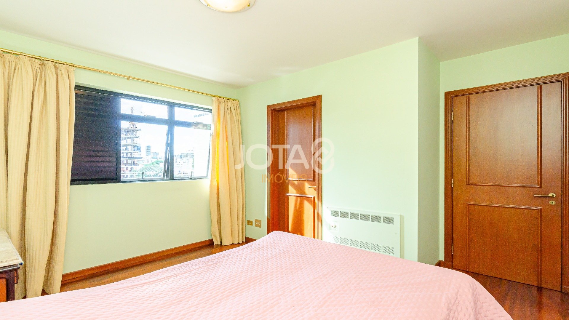 APARTAMENTO COM 4 SUÍTES NO CORAÇÃO DA CIDADE
