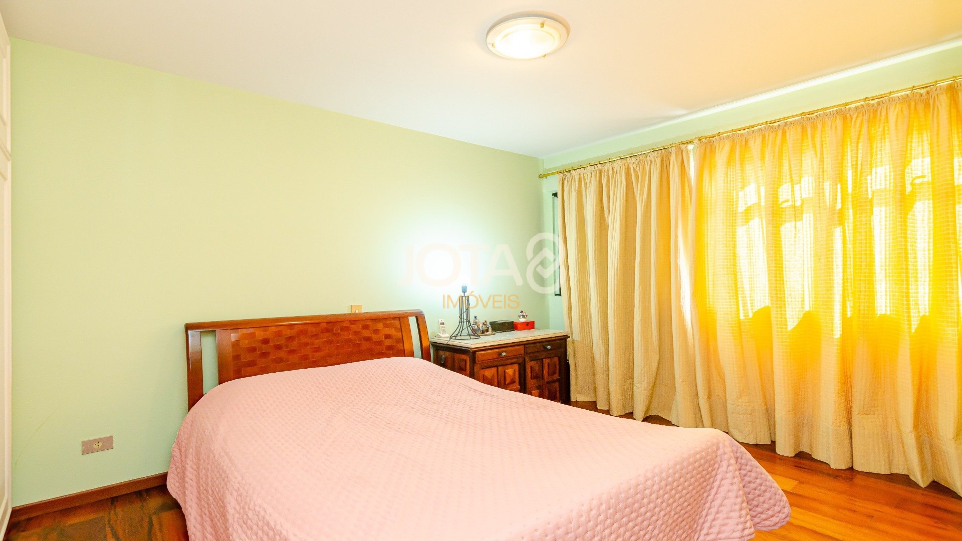 APARTAMENTO COM 4 SUÍTES NO CORAÇÃO DA CIDADE