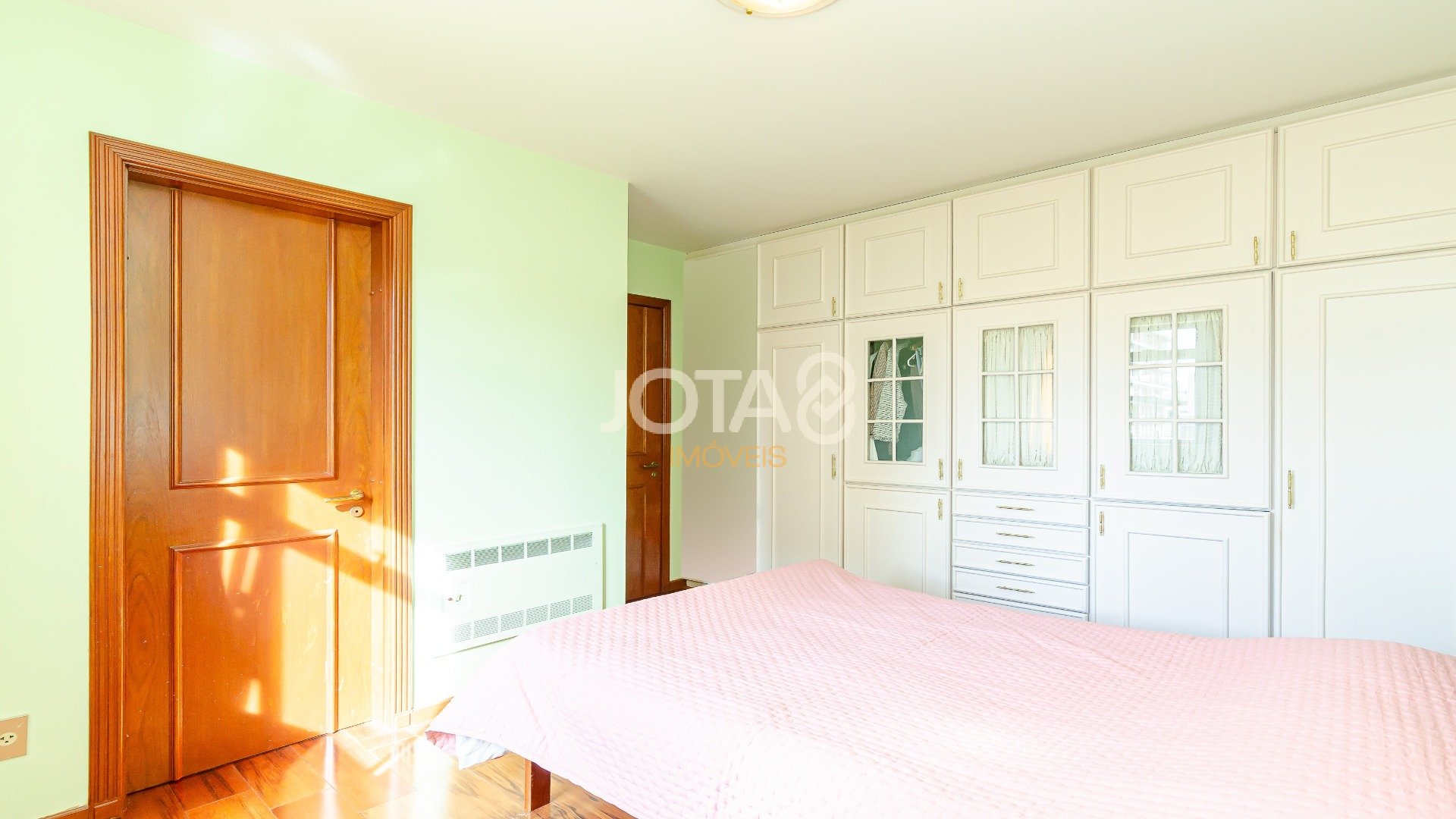 APARTAMENTO COM 4 SUÍTES NO CORAÇÃO DA CIDADE