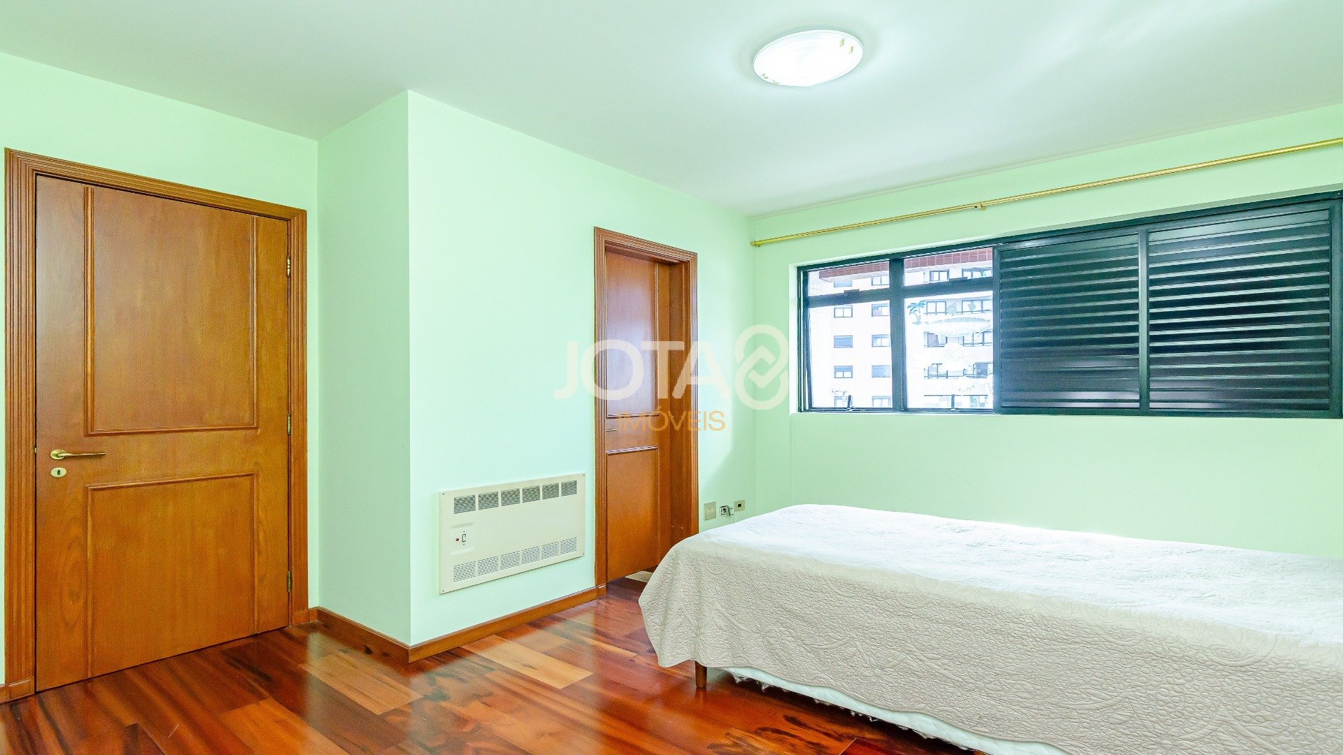 APARTAMENTO COM 4 SUÍTES NO CORAÇÃO DA CIDADE