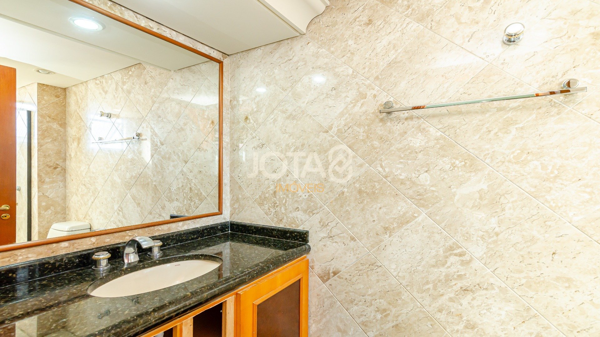 APARTAMENTO COM 4 SUÍTES NO CORAÇÃO DA CIDADE