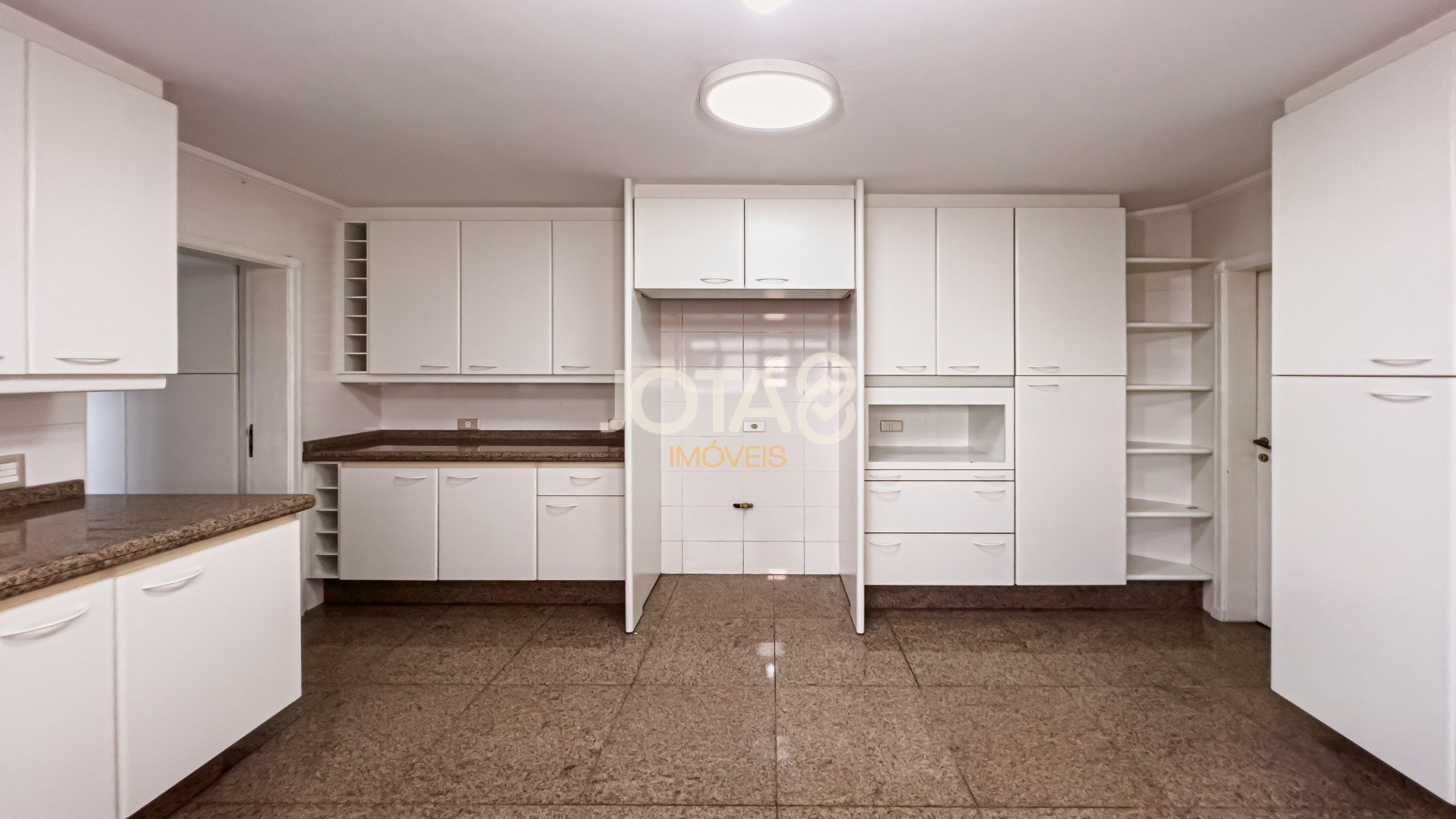 APARTAMENTO 03 SUÍTES (05 QUARTOS) - BATEL - 04 VAGAS DE GARAGEM