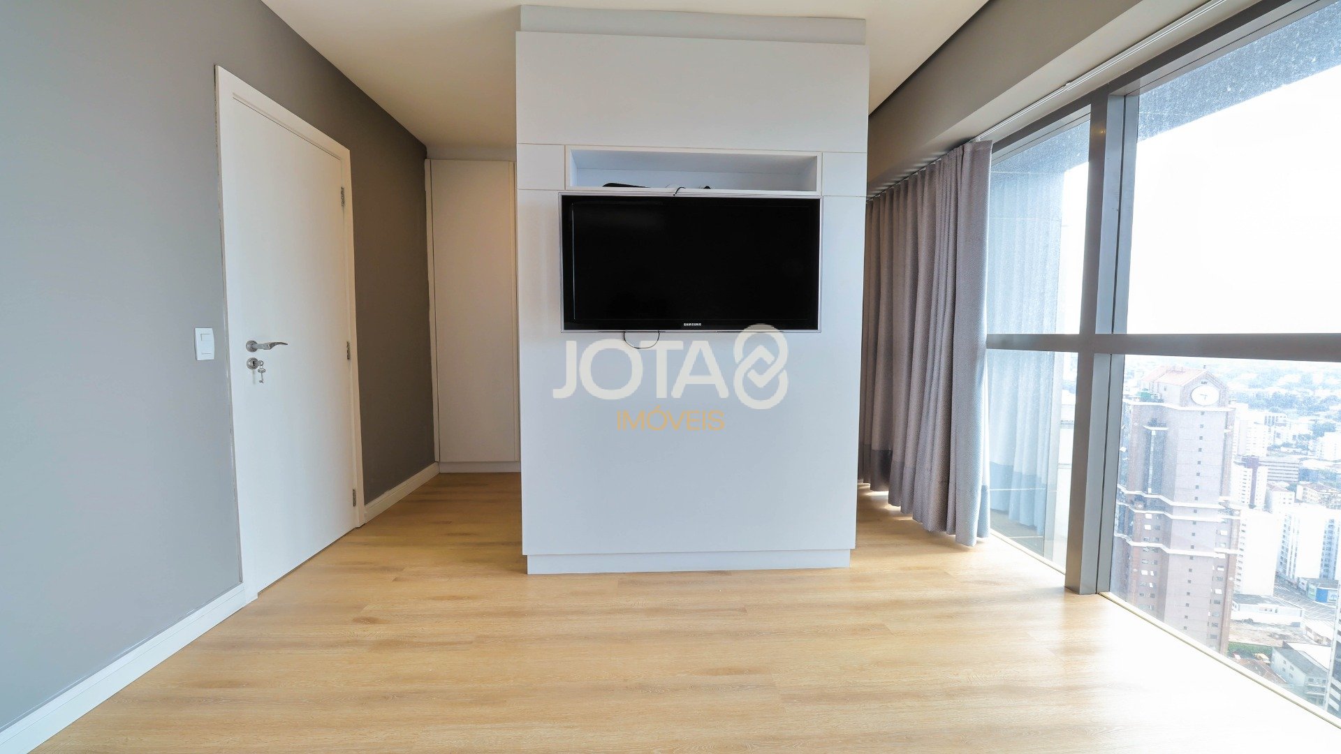 APARTAMENTO DUPLEX COM UMA VISTA INCRÍVEL DA CIDADE