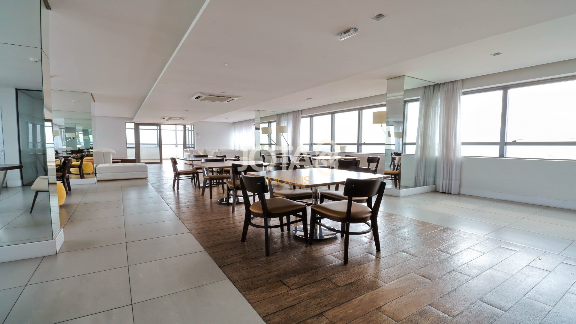 APARTAMENTO DUPLEX COM UMA VISTA INCRÍVEL DA CIDADE