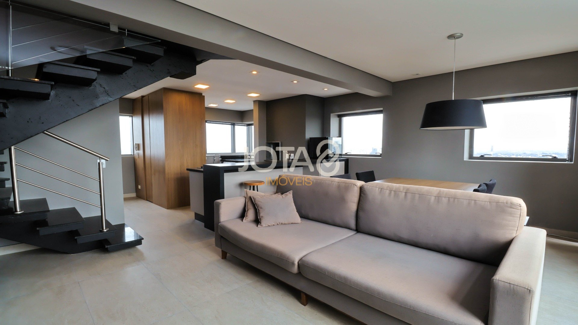 APARTAMENTO DUPLEX COM UMA VISTA INCRÍVEL DA CIDADE
