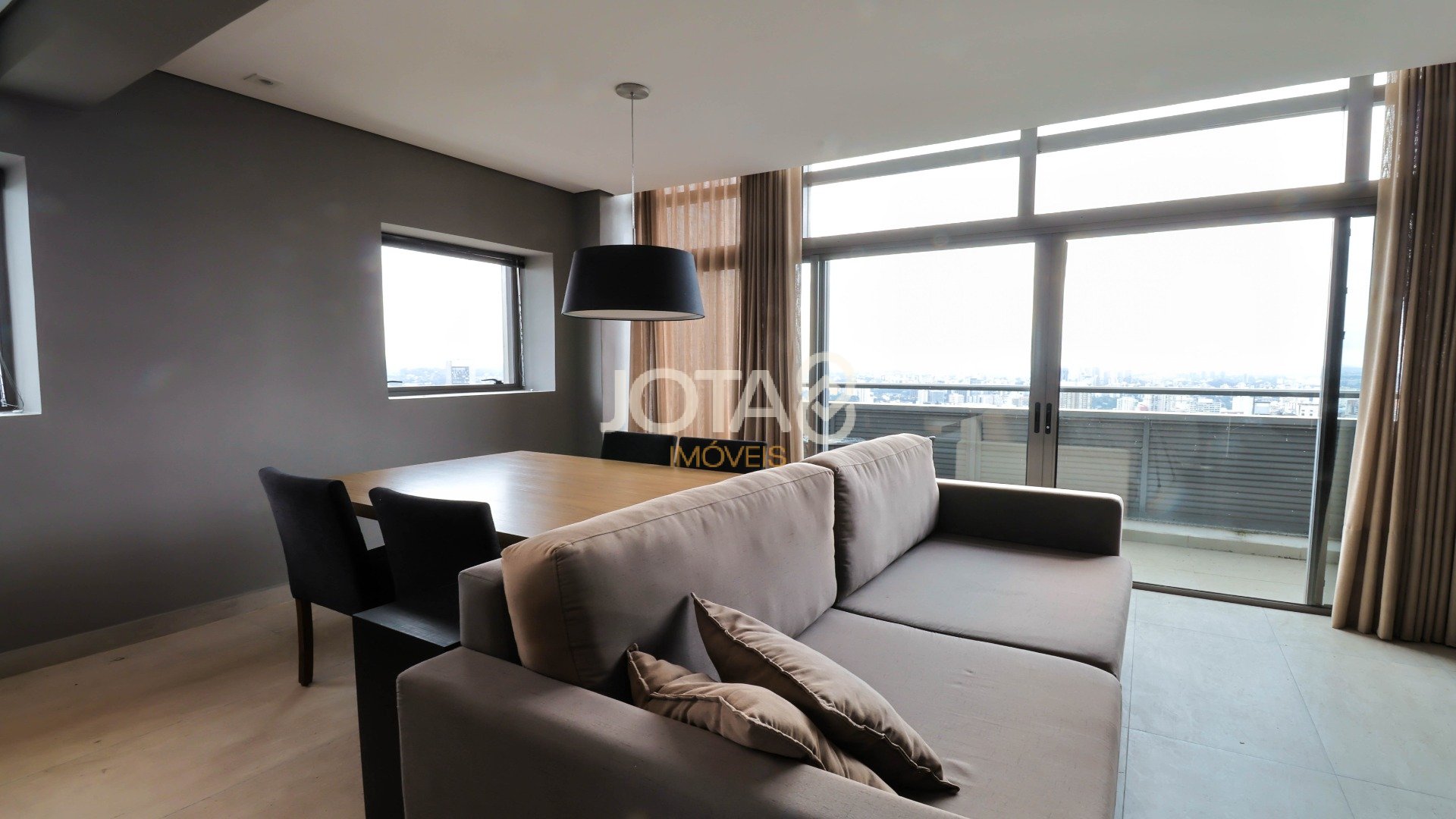 APARTAMENTO DUPLEX COM UMA VISTA INCRÍVEL DA CIDADE