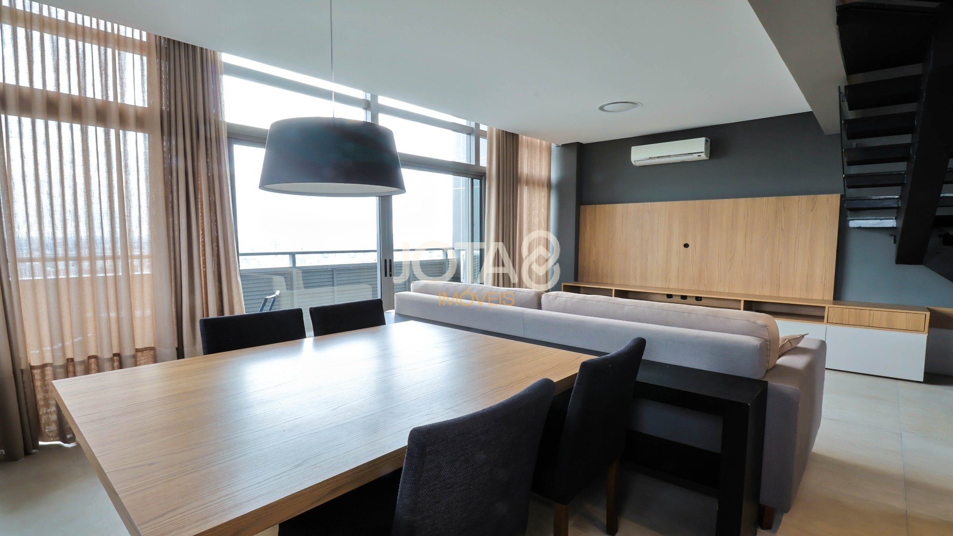 APARTAMENTO DUPLEX COM UMA VISTA INCRÍVEL DA CIDADE