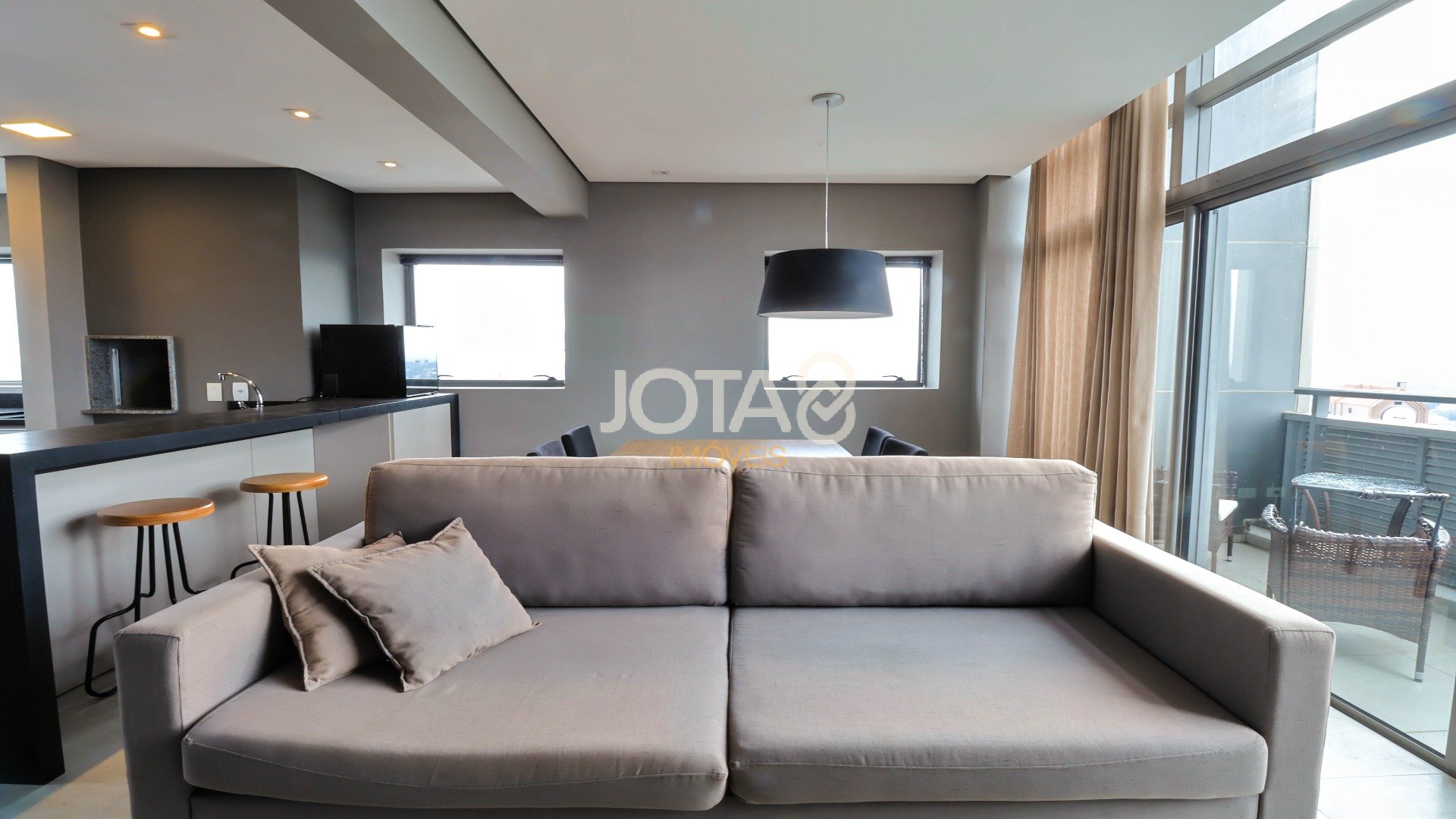 APARTAMENTO DUPLEX COM UMA VISTA INCRÍVEL DA CIDADE