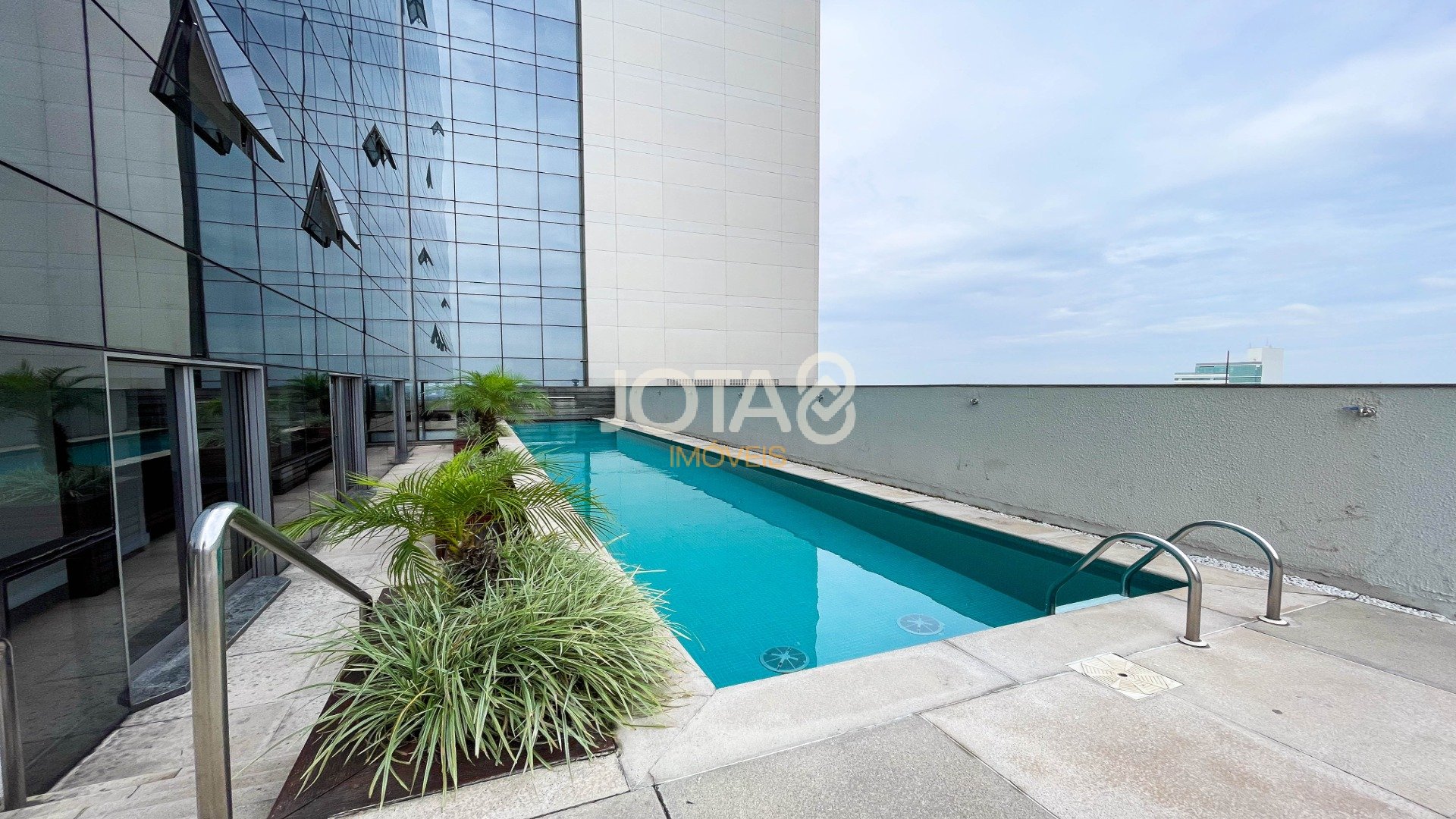 APARTAMENTO DUPLEX COM UMA VISTA INCRÍVEL DA CIDADE