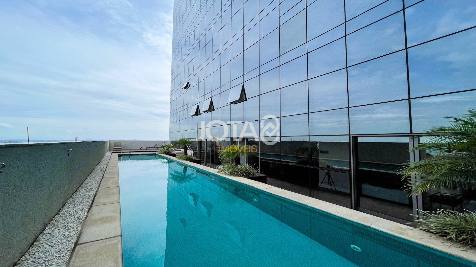 APARTAMENTO DUPLEX COM UMA VISTA INCRÍVEL DA CIDADE