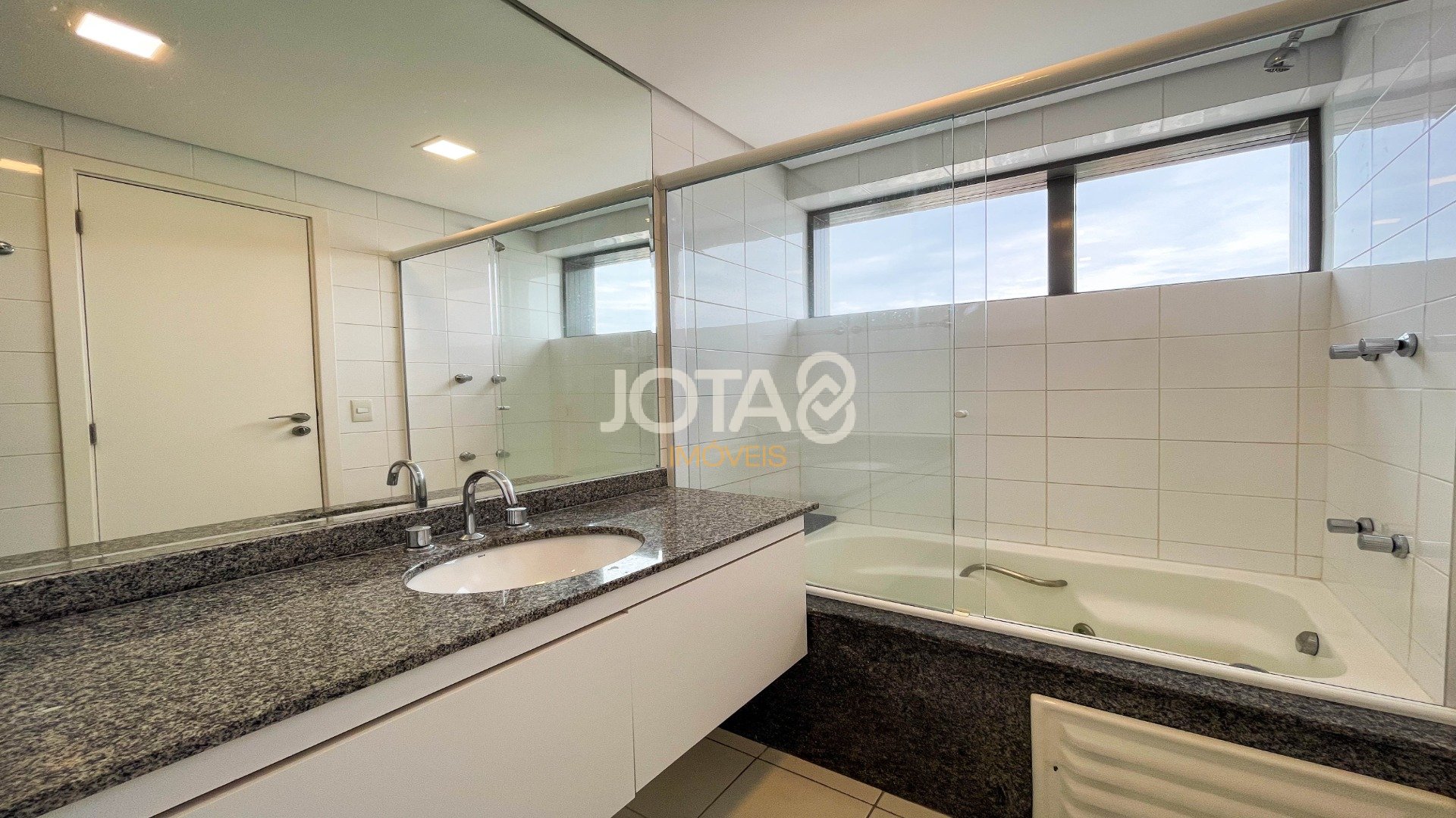 APARTAMENTO DUPLEX COM UMA VISTA INCRÍVEL DA CIDADE