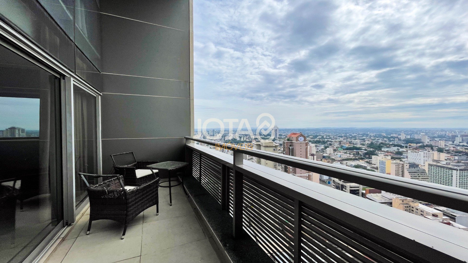 APARTAMENTO DUPLEX COM UMA VISTA INCRÍVEL DA CIDADE