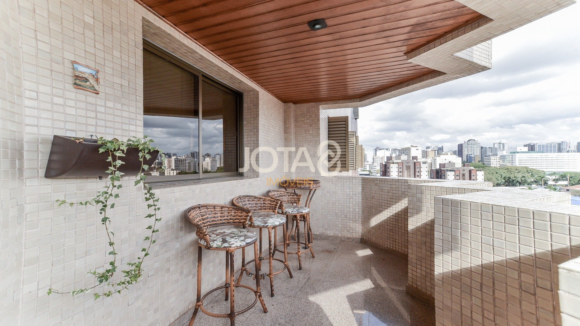 APARTAMENTO NO BATEL COM 4 DORMITÓRIOS AO LADO DA PRAÇA DA ESPANHA