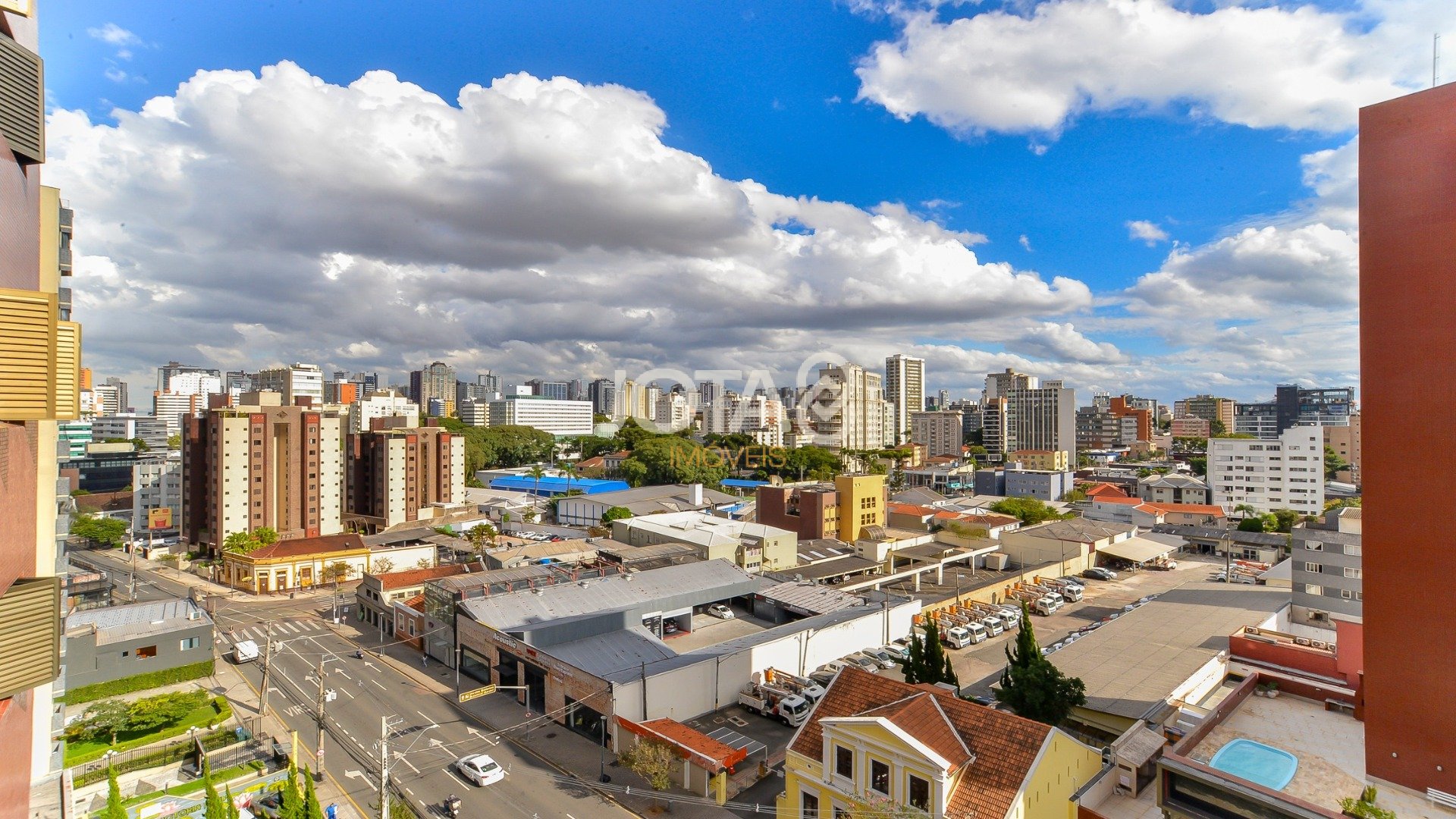 APARTAMENTO NO BATEL COM 4 DORMITÓRIOS AO LADO DA PRAÇA DA ESPANHA