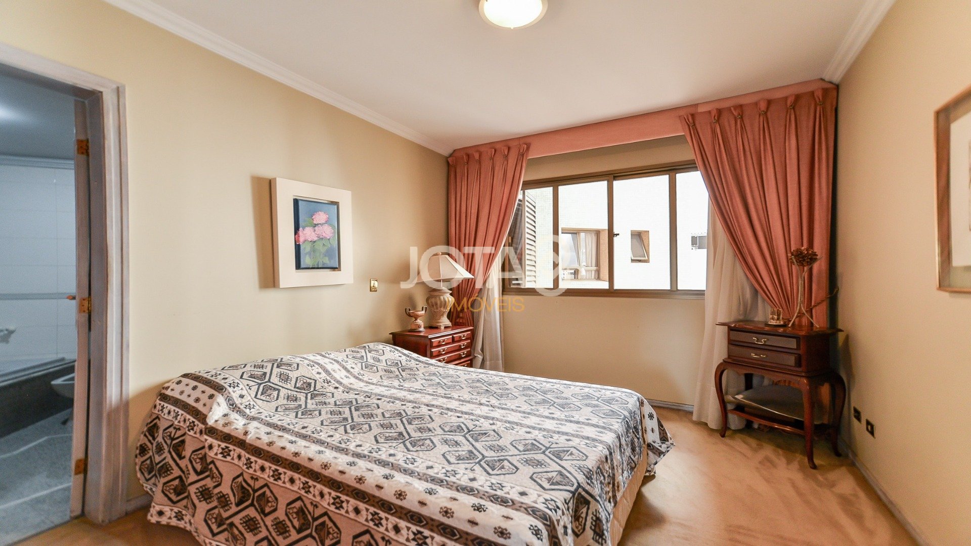 APARTAMENTO NO BATEL COM 4 DORMITÓRIOS AO LADO DA PRAÇA DA ESPANHA