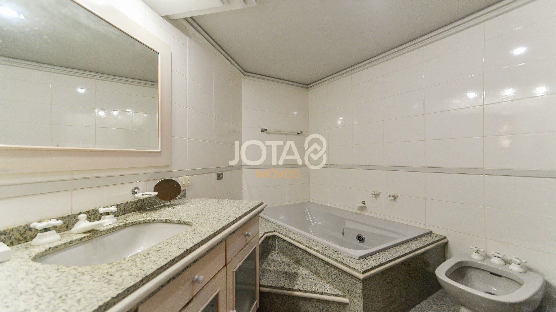 APARTAMENTO NO BATEL COM 4 DORMITÓRIOS AO LADO DA PRAÇA DA ESPANHA