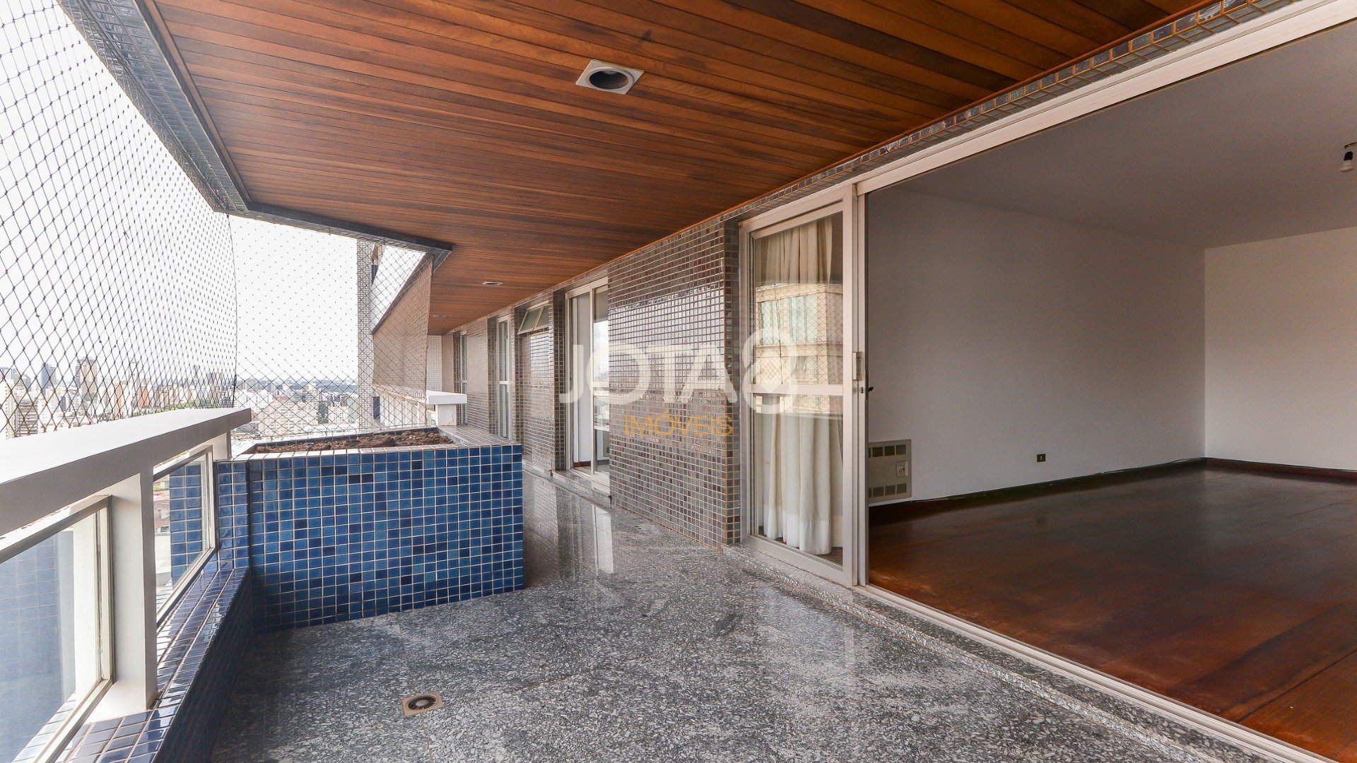 APARTAMENTO ESPAÇOSO EM ANDAR ALTO NO BATEL