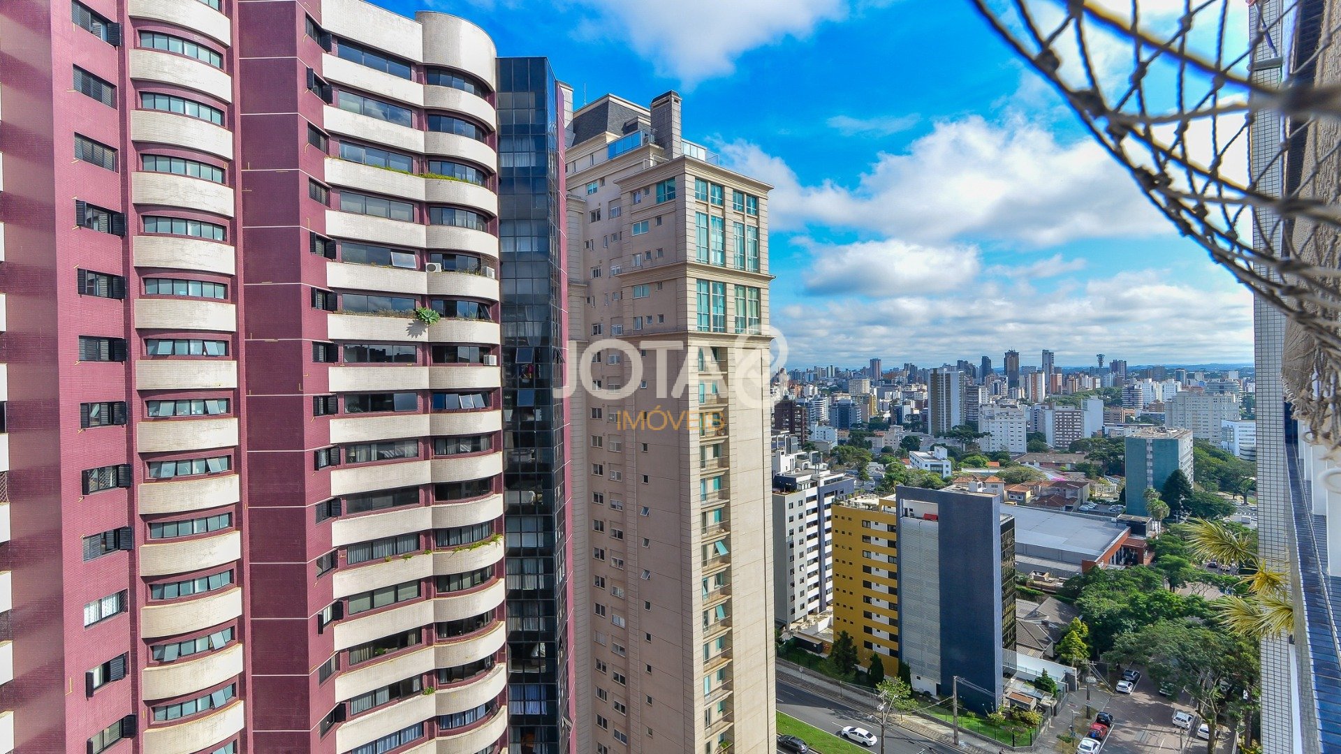 APARTAMENTO ESPAÇOSO EM ANDAR ALTO NO BATEL