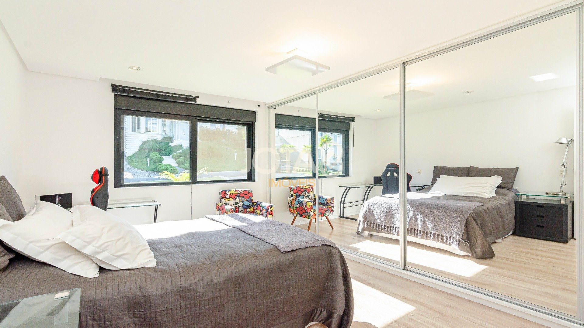 CASA EM CONDOMÍNIO COM 4 SUÍTES!