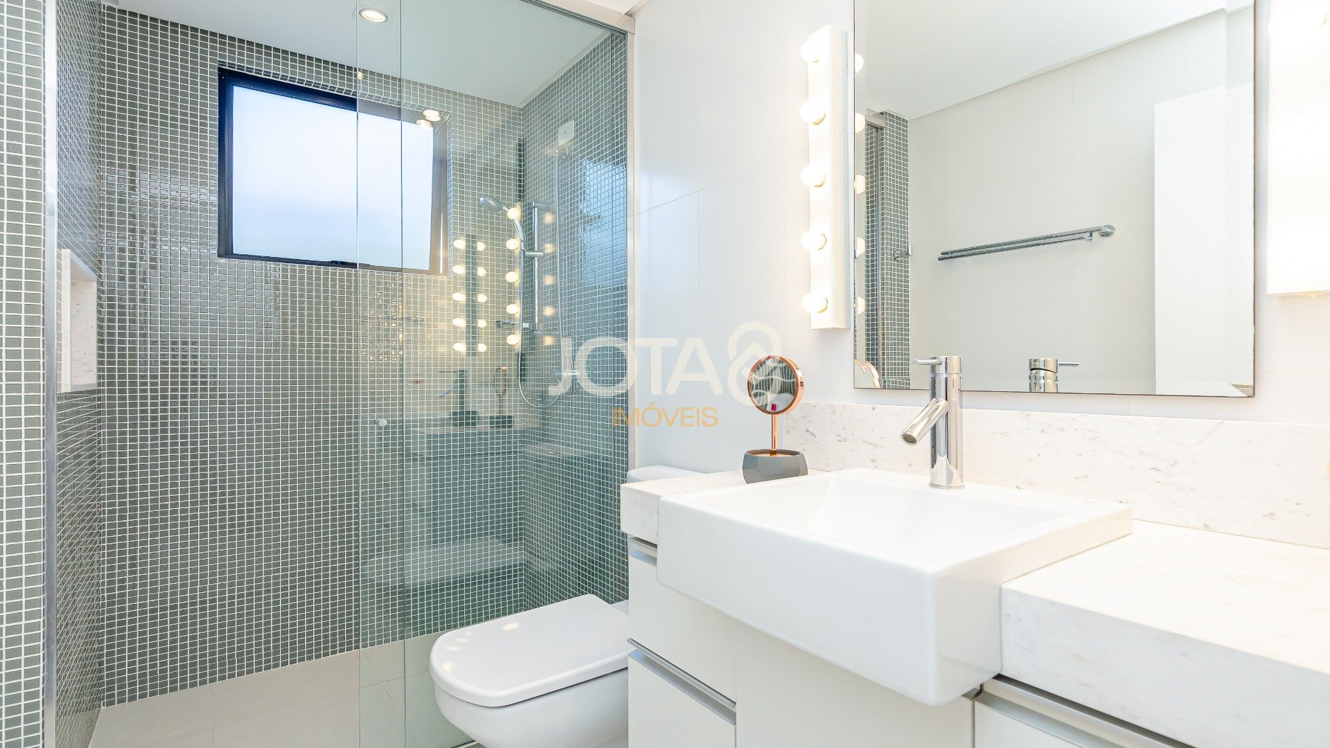 CASA EM CONDOMÍNIO COM 4 SUÍTES!